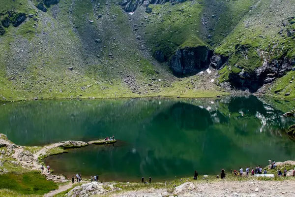 Dağlarda güzel bir göl manzarası