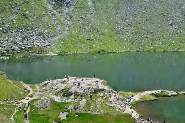 İtalya Alplerinde göl ve dağ manzarası