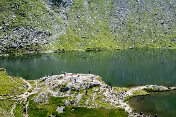 Su ve kayalarla dolu dağ gölü