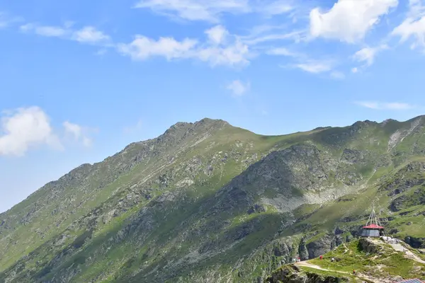 Yazın arka planında yüksek dağ zirveleri olan güzel bir dağ manzarası. yüksek kaliteli fotoğraf