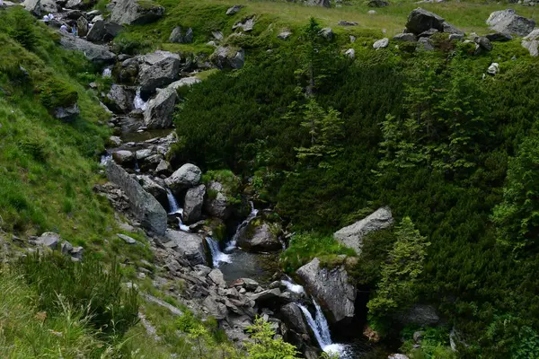 Alplerdeki Güzel Şelale