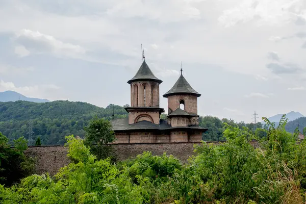 Kuzey Kafkasya dağlarındaki ortodoks manastırı..