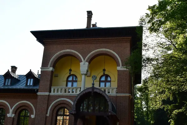 Şehirdeki eski bina.