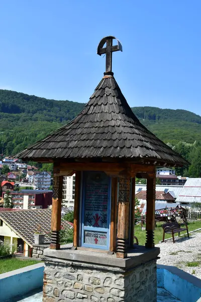 Köydeki eski ahşap ev.