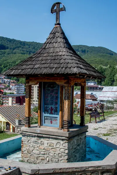 Pencereden kiliseye bakan Bakire Meryem 'in varsayımına göre Rostov köyünde, batı dövmeleri cumhuriyeti.