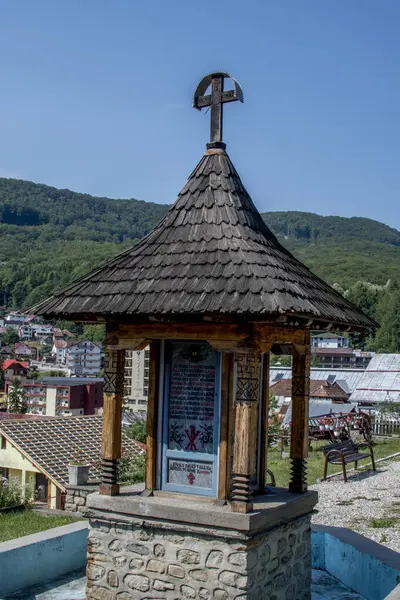 Dağlarda ahşap bir ev