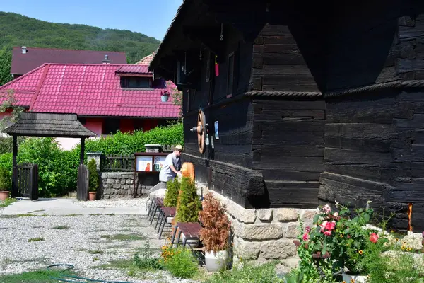 Köydeki eski ahşap ev.