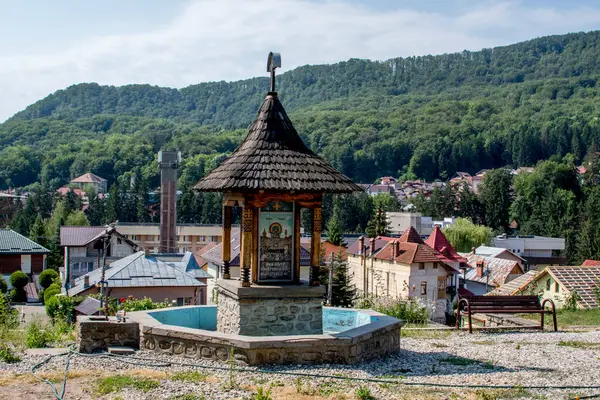 Kuzey Denizi 'nin dağlarındaki eski evlerin köyü
