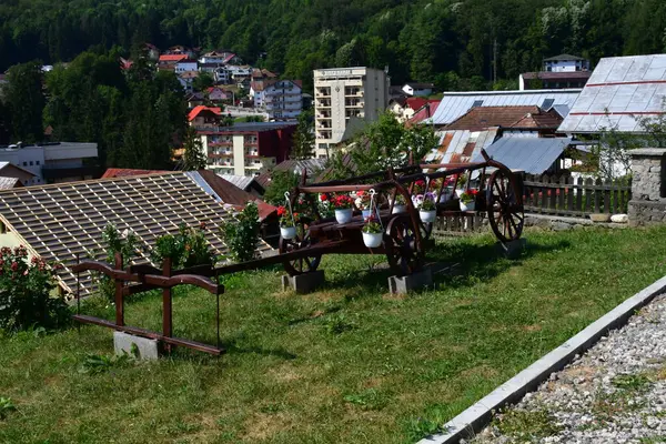 Köydeki eski ahşap ev.