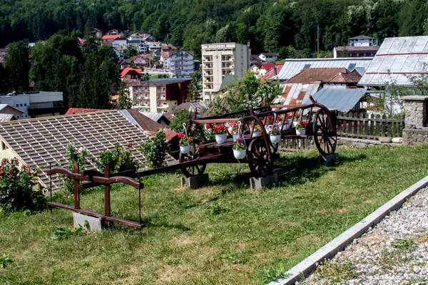 Dağlarda eski ahşap bir ev