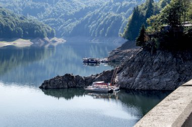 Dağlardaki güzel göl manzarası