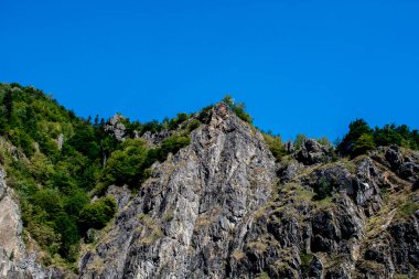 Dağların ortasında güzel bir dağ manzarası.