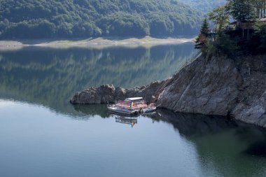 Dağları ve gölü olan güzel bir manzara.