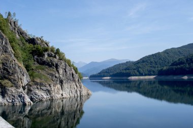 Güzel göl manzarası