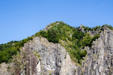 Kafkasların dağlarındaki kayalık dağ manzarası.