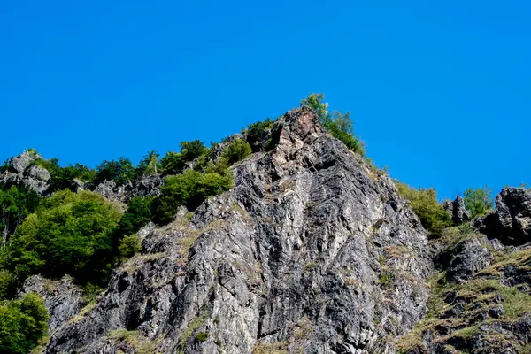 Gündüz dağlarının güzel bir görüntüsü.