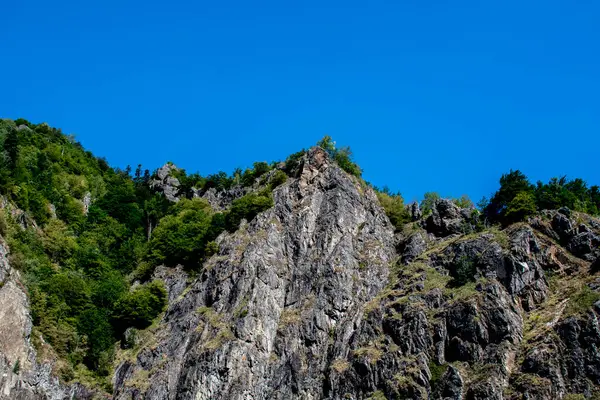 Dağların ortasında güzel bir dağ manzarası.