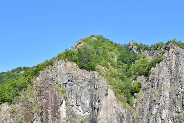 Güzel mavi gökyüzü olan dağ manzarası.