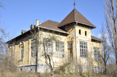 Şehirde terk edilmiş eski bir ev.
