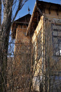 Şehirdeki eski bina.