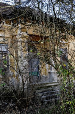 Köyde terk edilmiş eski bir ev.