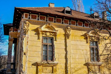 the building of a building with a beautiful facade and old architecture