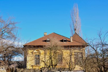 Şehirde terk edilmiş eski bir ev.