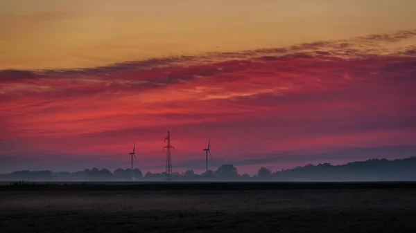 美丽的春光 与风力发电场的风车一起在田野上空晨曦 — 图库照片