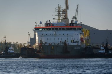 SZCZECIN, BATI POMERANYA / POLAND - 2022: Yüzen tersanede kablo döşeme gemisi
