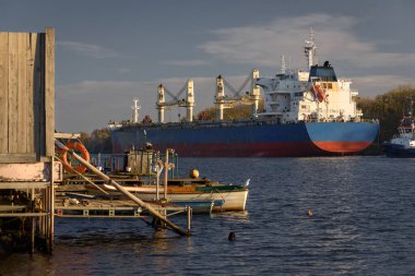 MARITIME TRANSORT - Toplu taşıyıcı denize açılan bir gemi yolculuğunda körfez kanalından aşağı akıyor