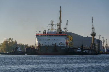 SZCZECIN, BATI POMERANYA / POLAND - 2022: Yüzen tersanede kablo döşeme gemisi