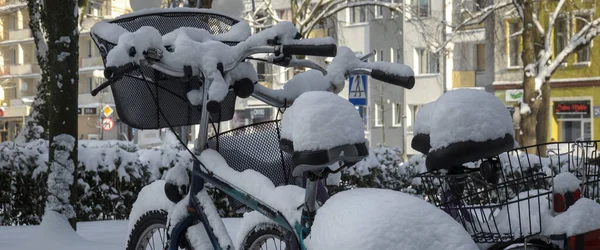Kolobrzeg West Pomeranian 2021 Ποδήλατα Και Πόλη Καλυμμένη Χιόνι — Φωτογραφία Αρχείου