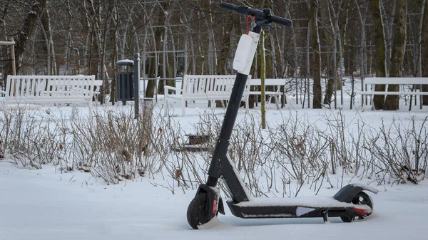 Scooter 雪に覆われた電気自動車 — ストック写真