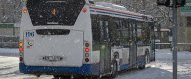 KOLOBRZEG, BATI POLAND - 2021: Şehir sokakları kalın bir kar tabakasıyla kaplı 