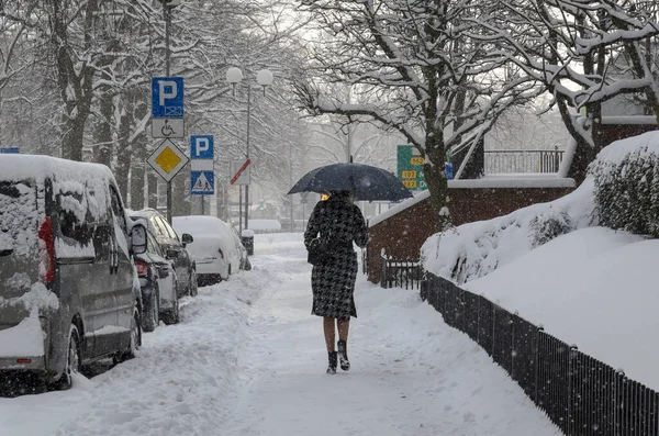科洛布泽格 西波美拉尼亚 2021年 一个拿着雨伞的女人在雪地的人行道上走着 — 图库照片