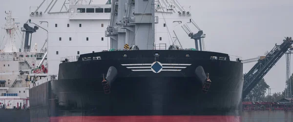 Maritime Transort Büyük Bir Toplu Taşıyıcı Limanda Manevra Yapıyor — Stok fotoğraf