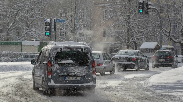 Klobrzeg West Pomeranian Poland 2021 城市街道上覆盖着厚厚的一层雪 图库照片