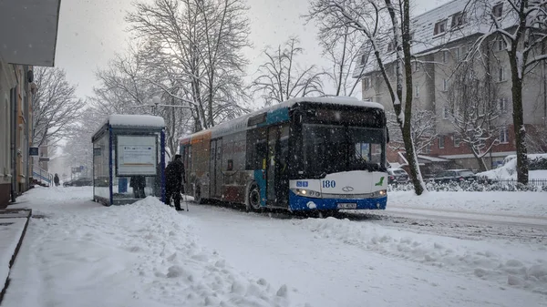 KOLOBRZEG, Batı Pomeranya - POLAND - 2021: Kar üzerinde insanlar ve şehir otobüsü  