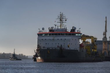 MARITIME ENGINEERING - Kablo döşeme gemisi liman kanalı boyunca denize doğru yelken açıyor