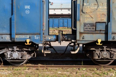 BIALOGARD, Batı POMERANYA - POLAND - 2022: Demiryolu kenarında kömür ve diğer minerallerin taşınması için vagonlar