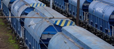 BIALOGARD, Batı Pomeranya - POLAND - 2022 Demiryolu Transportu - bir tren yolu kenarında tahıl taşımak için bir vagon