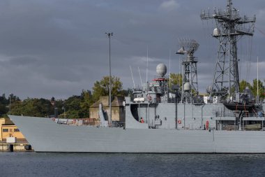 Rehberli Bayan FRIGATE Bir deniz üssünde bir savaş gemisi