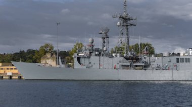 Rehberli Bayan FRIGATE - Bir deniz limanında bir savaş gemisi