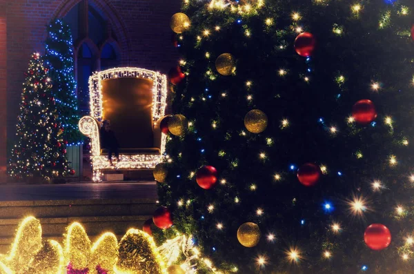 Christmas Tree Och Armchair För Santa Claus Dekorationer Rådhustorget — Stockfoto