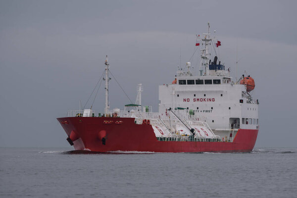 LPG TANKER - Корабль с грузом газа направляется к порту