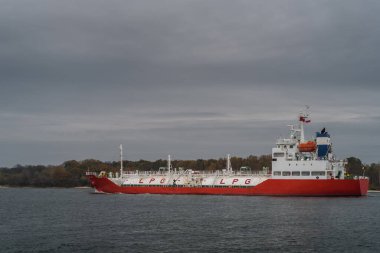 LPG TANKER - Benzin yüklü bir gemi limana doğru gidiyor