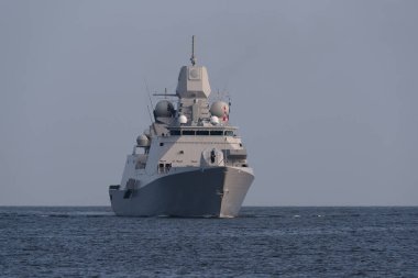 BALTIC SEA - POLAND - 2022: Modern güdümlü füze firkateyni denizde yelken açıyor