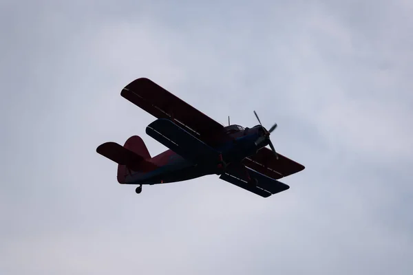 Airplane Biplanet Flyger Mot Himlen Med Moln — Stockfoto