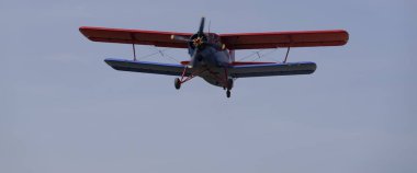 Uçağı mavi gökyüzüne doğru uçuyor.