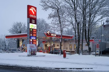 KOLOBRZEG, Batı Pomeranya - POLAND - 2022: Bir kış kentinde benzin istasyonu